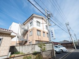 明るい建物と青空