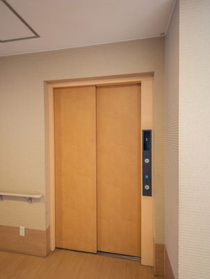 木目調のエレベーター
