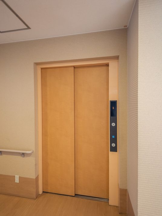 木目調のエレベーター