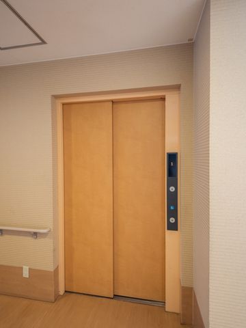 木目調のエレベーター