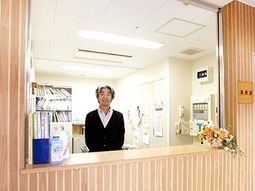 受付とスタッフの笑顔