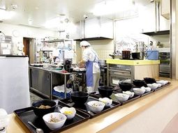 清潔な食堂の一コマ