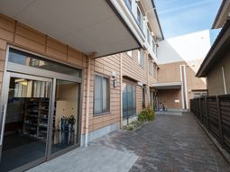 明るいエントランス通路