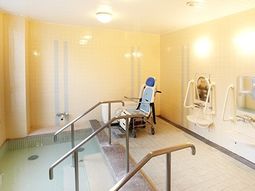 バリアフリーの明るい浴室