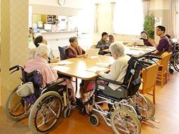 明るい食堂の光景