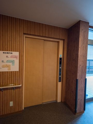 木目調のエレベーター