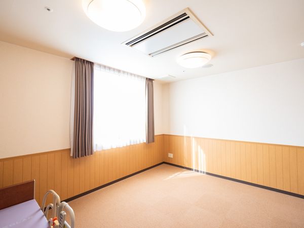 明るい居室の一角