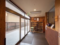 明るいエントランスの様子