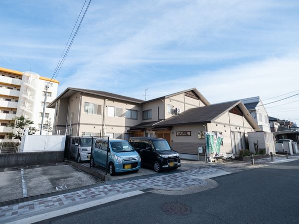 静かな街に佇む建物