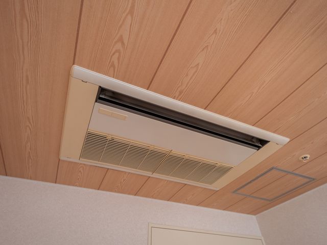 エアコンの取り付けられた天井 エアコン 天井に設置されたエアコンが整い、快適な温度でゆったりとした時間を過ごせる空間が整っています。