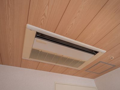 エアコンの取り付けられた天井