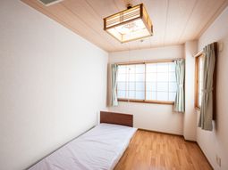 明るい個室の居室