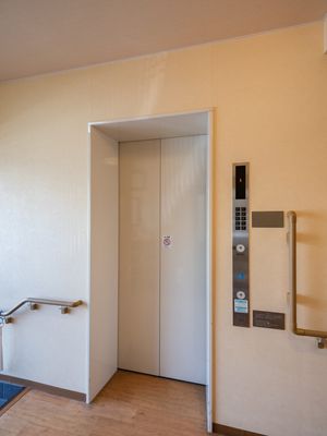 清潔なエレベーターホール
