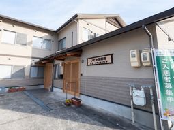 明るい外観のエントランス