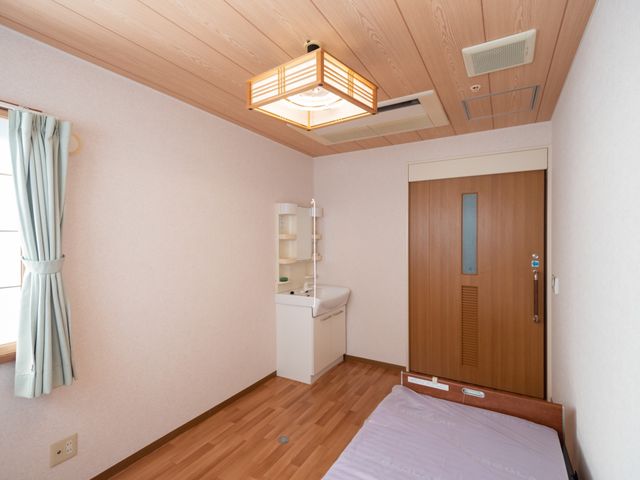 居心地の良い洋室 居室 ゆったりとした空間の個室で、日々の暮らしを大切にしていただけます。木目調の扉や家具が落ち着いた雰囲気を醸し出しています。