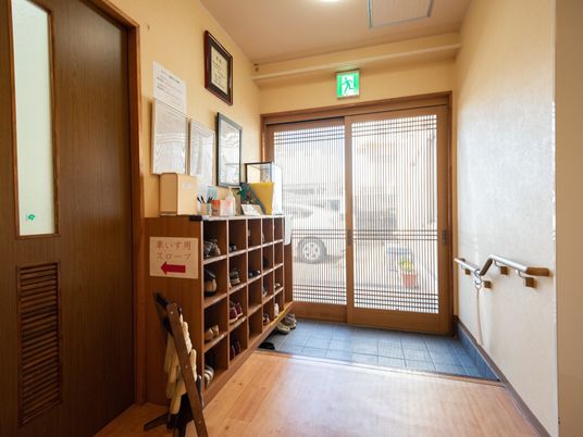 玄関の明るい通路