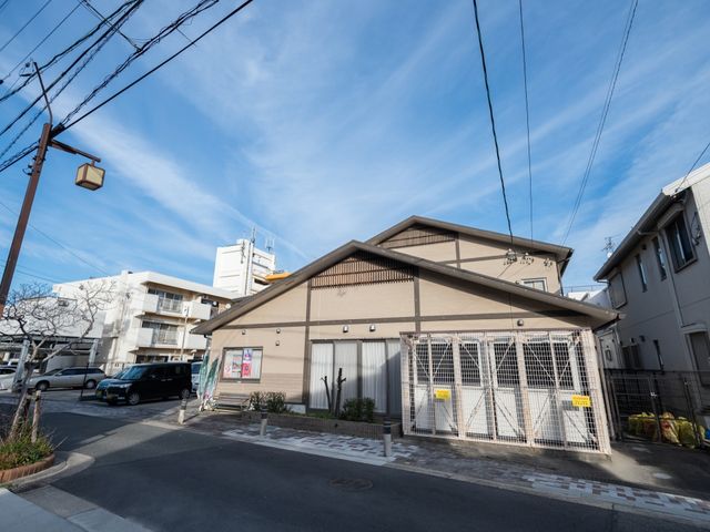 和風外観の建物 外観 落ち着いた和風のデザインが特徴の建物で、周囲の環境にも溶け込む佇まいです。働く方々の心地よい出勤をサポートする場としてお迎えします。