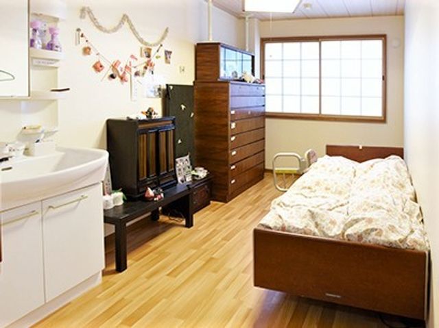 快適な居室 居室 木目調の床と明るい窓が印象的な居室です。ご自身の家具を持ち込むこともでき、自分らしい空間を作ることが可能です。