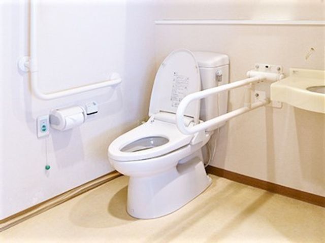バリアフリートイレ設備 トイレ 手すり完備のトイレで、安全性を考えた配様がされており、使いやすさを感じます。明るく清潔な空間で快適にお過ごしいただけることでしょう。