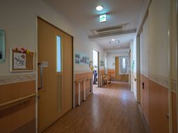 廊下のやさしい光景