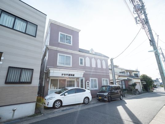 多階層の建物の正面