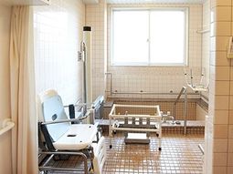 ゆったりとした浴室の設備