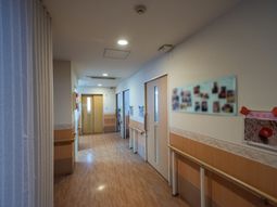 温かみのある廊下の様子