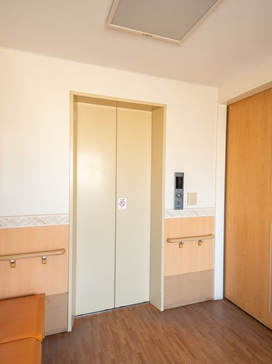 エレベーター扉と案内表示