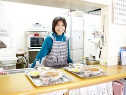 明るい食堂のスタッフ