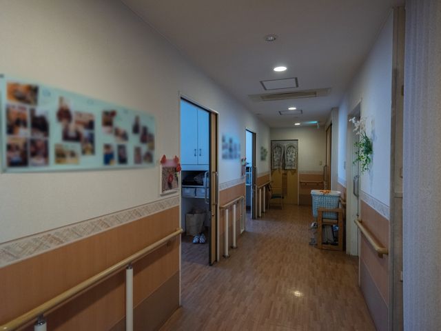 廊下の明るい場面