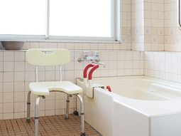 介助用椅子のある浴室