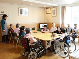 利用者が集う明るい場