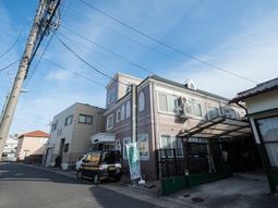 多機能建物の外観