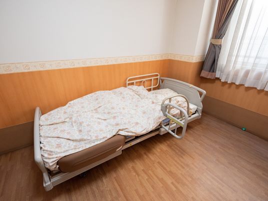 居室のベッドと窓辺