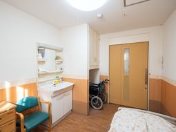 明るい個室の居室