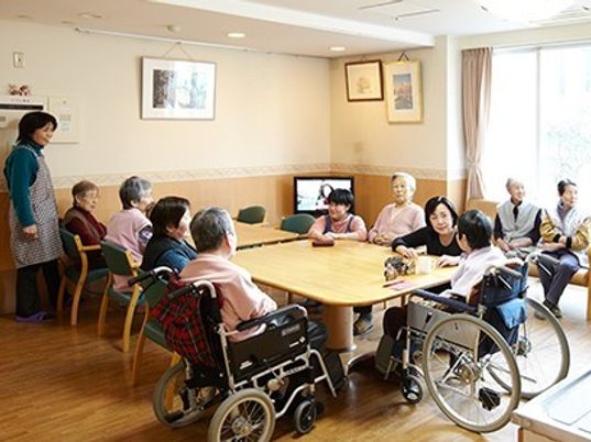 共有の明るいダイニング