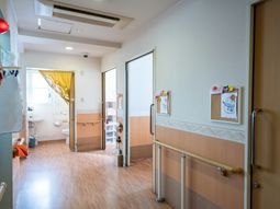 明るい廊下と洗面所