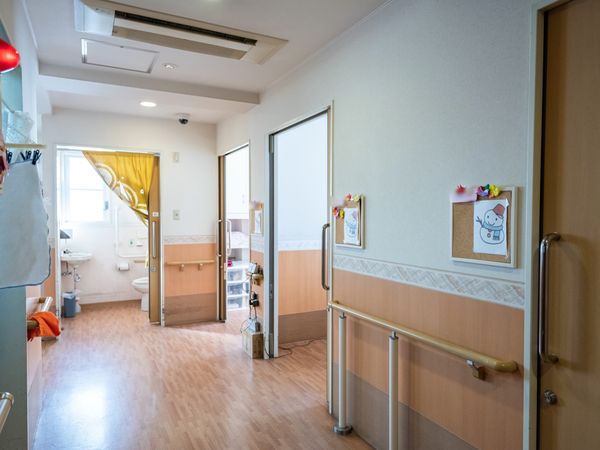 明るい廊下と洗面所