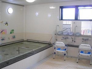 介護用のキレイな浴室