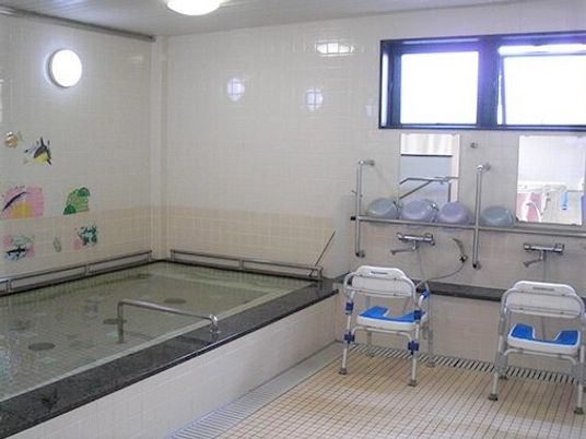 介護用のキレイな浴室