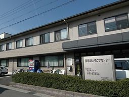 明るい外観の建物