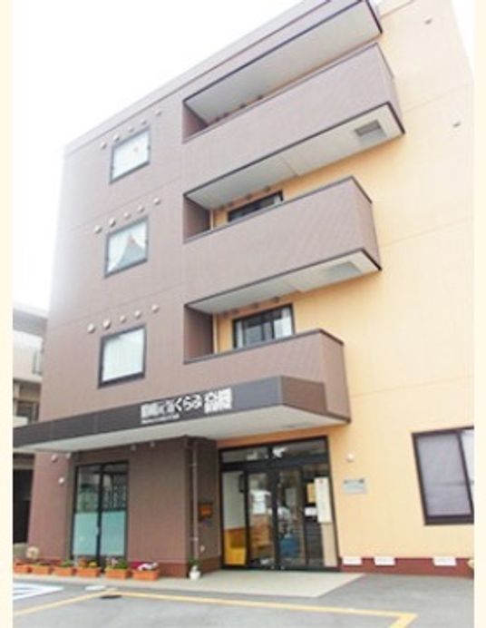 明るい外観の建物