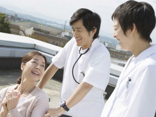 屋上で笑顔のスタッフ