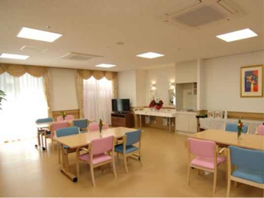 明るい広々とした食堂