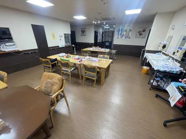 座れる広々空間 食堂 ゆったりとした食事スペースでは、アットホームな雰囲気の中でリラックスして働くことができます。