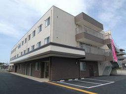 明るい外観の建物