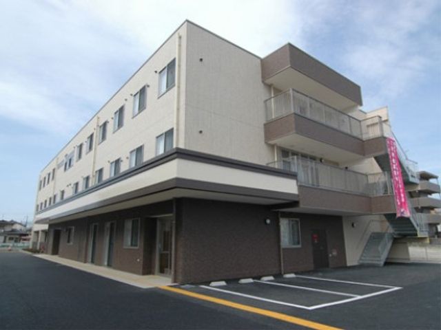 多階層建物の外観 外観 清潔感のある建物外観は、広々とした駐車スペースが確保されており、訪れる方々を心地よくお迎えします。