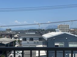 遠方に山が見える風景