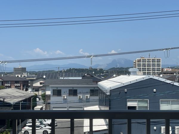 遠方に山が見える風景