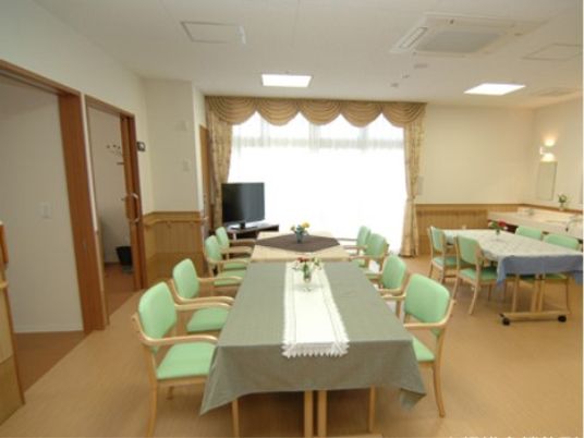 広々とした共用ダイニング